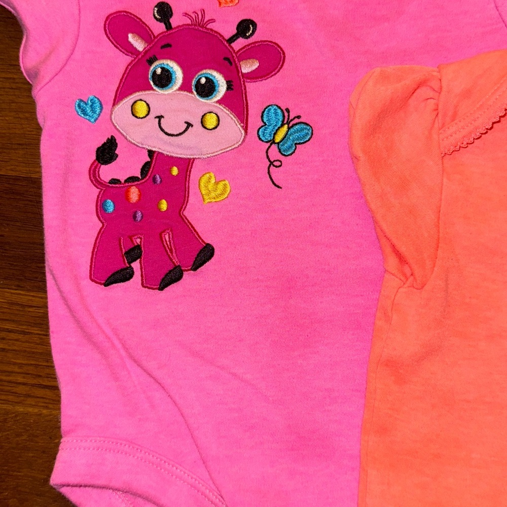Set of two short sleeve onesies 12 months - Picture 3 of 4
